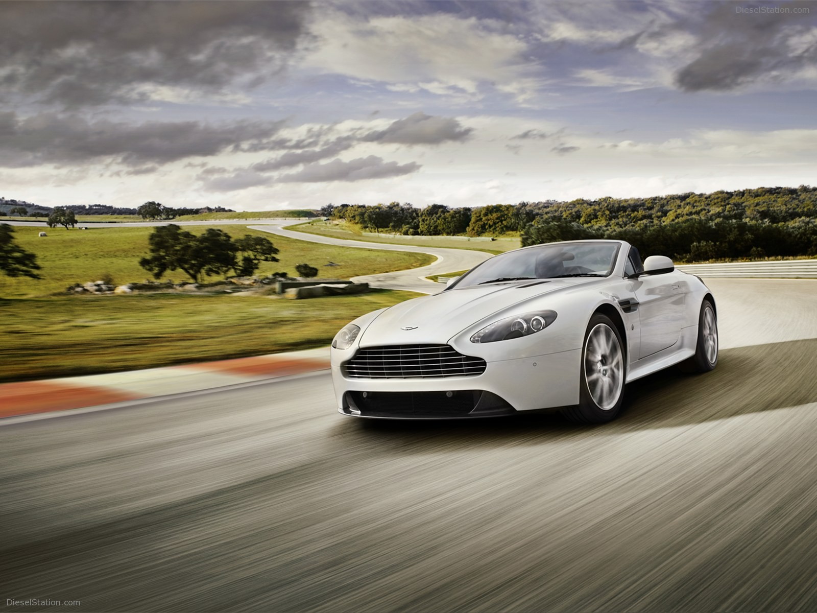 Aston Martin V8 Vantage S 2011